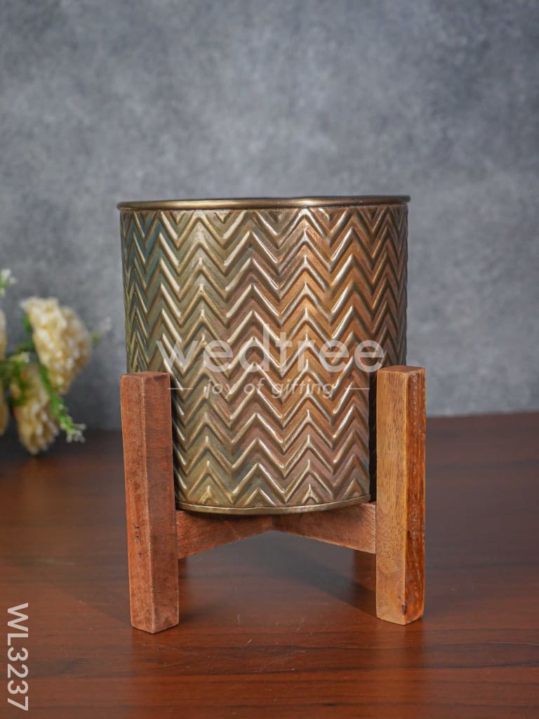 Zig Zag Design Embossed Planter with Wooden Stand